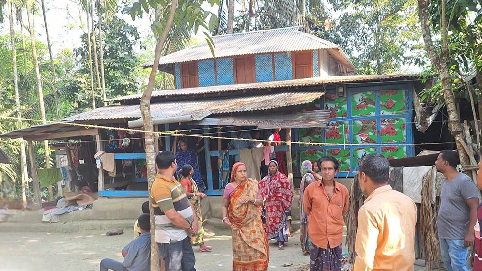 বাড়ির পেছনে ঝোপে মিলল যুবকের লাশ, পরিবারের দাবি হত্যা