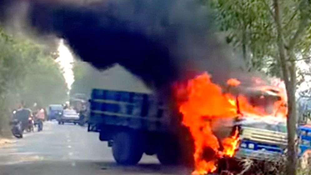 ট্রাকের ধাক্কায় ভ্যানযাত্রী শিশুকন্যাসহ মা নিহত, ট্রাকে আগুন
