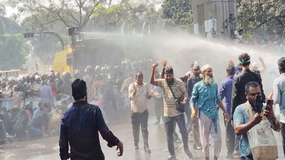 যমুনায় যাওয়ার চেষ্টা শিক্ষকদের, পুলিশের লাঠিচার্জ-জলকামান