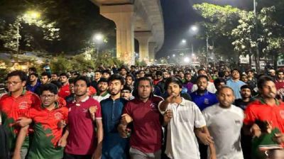 লাকি আক্তারকে গ্রেফতার দাবিতে মধ্যরাতে উত্তাল শাহবাগ