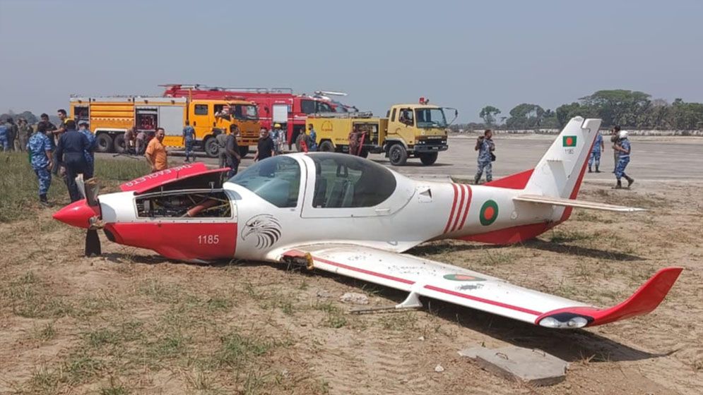 যশোরে প্রশিক্ষণ বিমানের ক্রাশ ল্যান্ডিং, দুই পাইলট অক্ষত