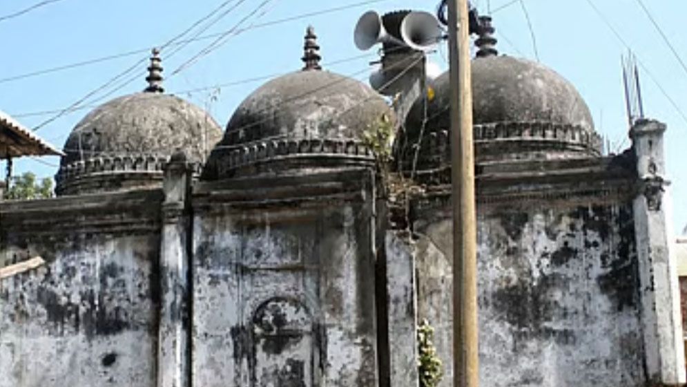 প্রত্যন্ত গ্রামে মুঘল স্থাপত্যরীতির তিন গম্বুজ মসজিদ