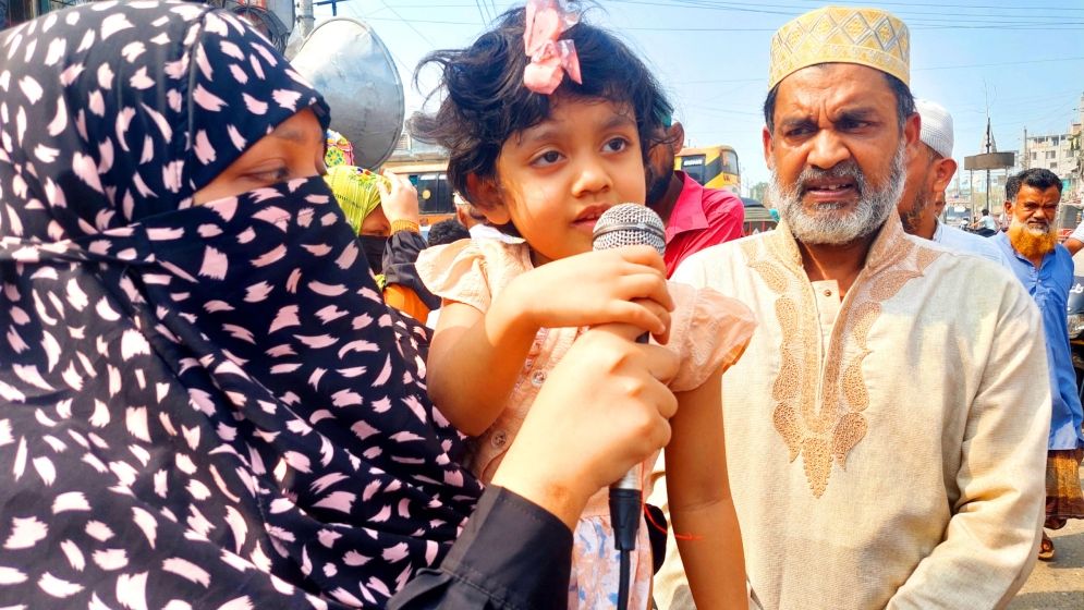 আমাকে এখন খাবার কিনে দেবে কে: শিশু অকিয়া