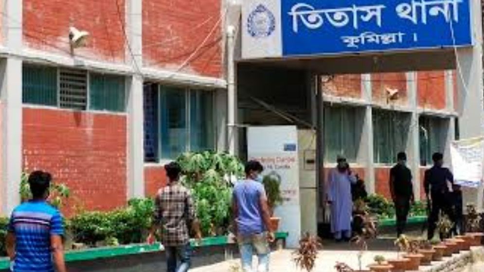 পুলিশ ডেকে মাওলানের হাত-পা ভেঙ্গে দিল বাদী