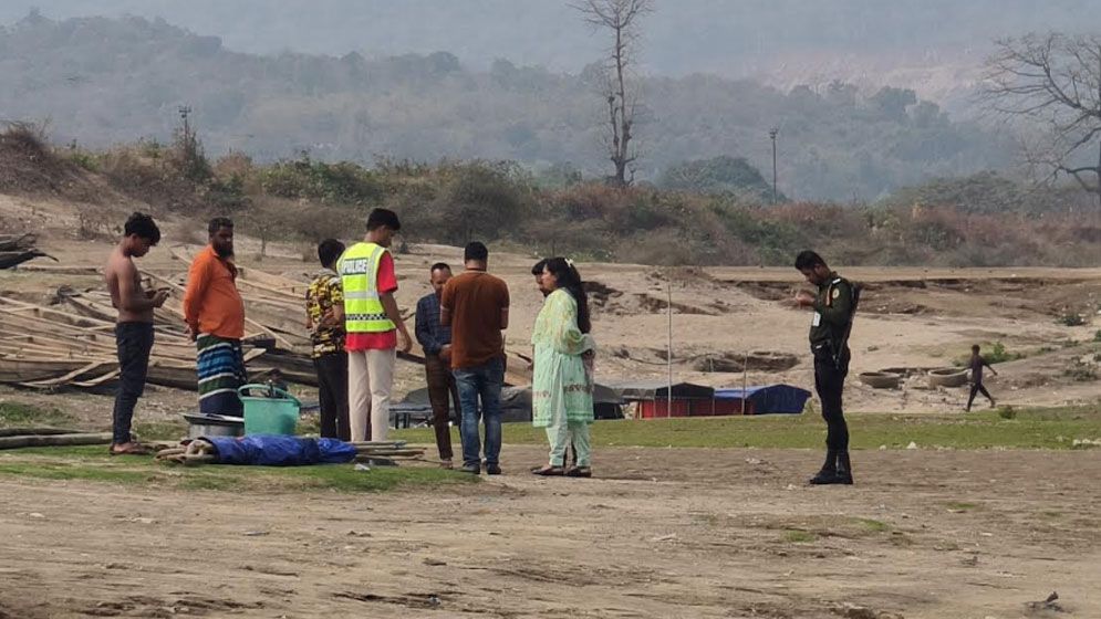 ফ্রিতে নৌকা না দেওয়ায় থাপ্পড় মারলেন পুলিশ সুপার