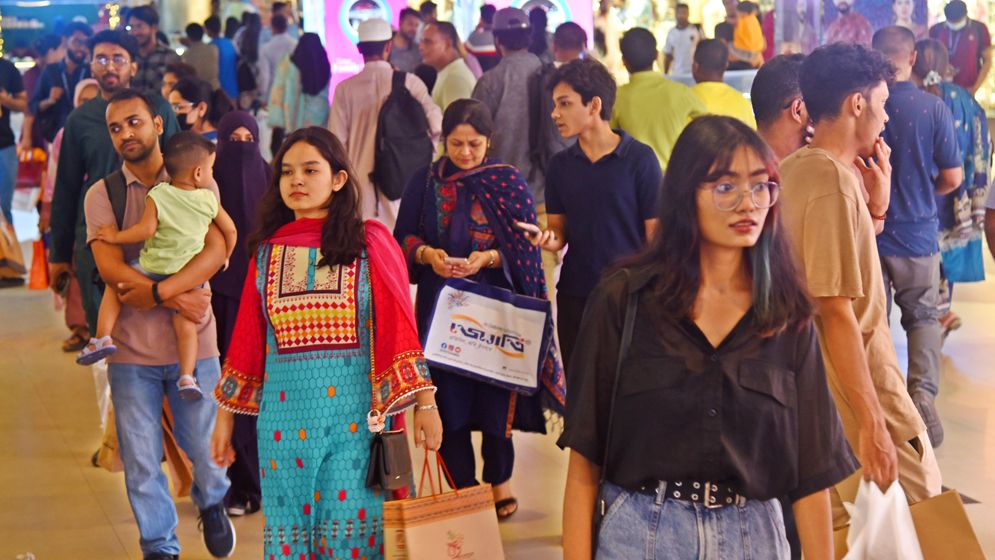 যমুনা ফিউচার পার্কে জমজমাট ঈদ শপিং