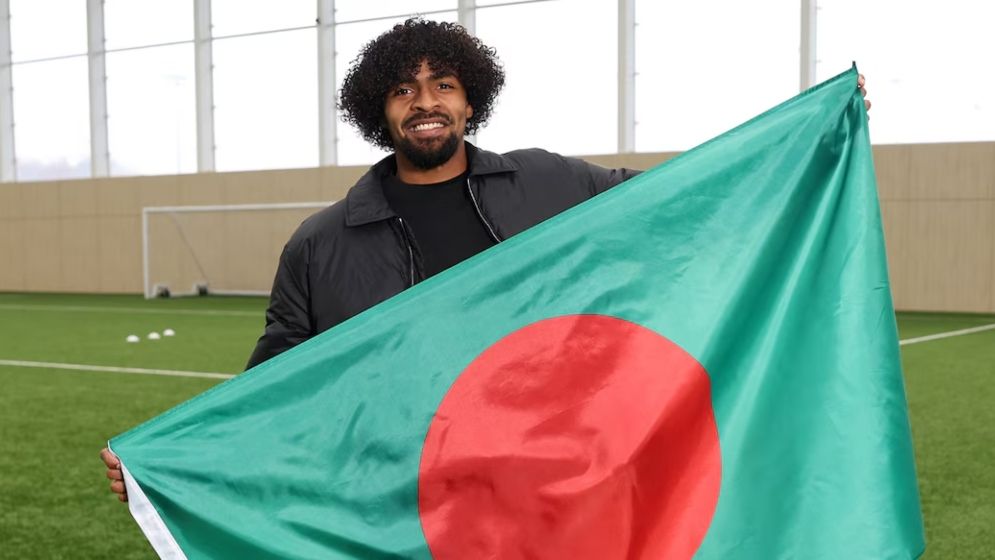 ফুটবলে সুদিনের স্বপ্ন নিয়ে আজ আসছেন হামজা চৌধুরী