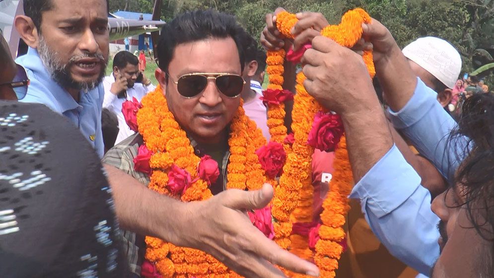 শখ পূরণ করতেই হেলিকপ্টারে গ্রামের বাড়ি এলেন ইতালি প্রবাসী