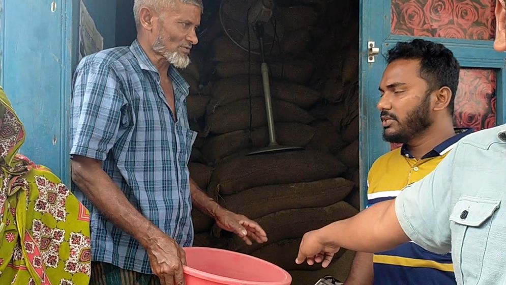 বাউফলে বালতিতে মেপে বিক্রি হচ্ছে খাদ্যবান্ধব কর্মসূচির চাল