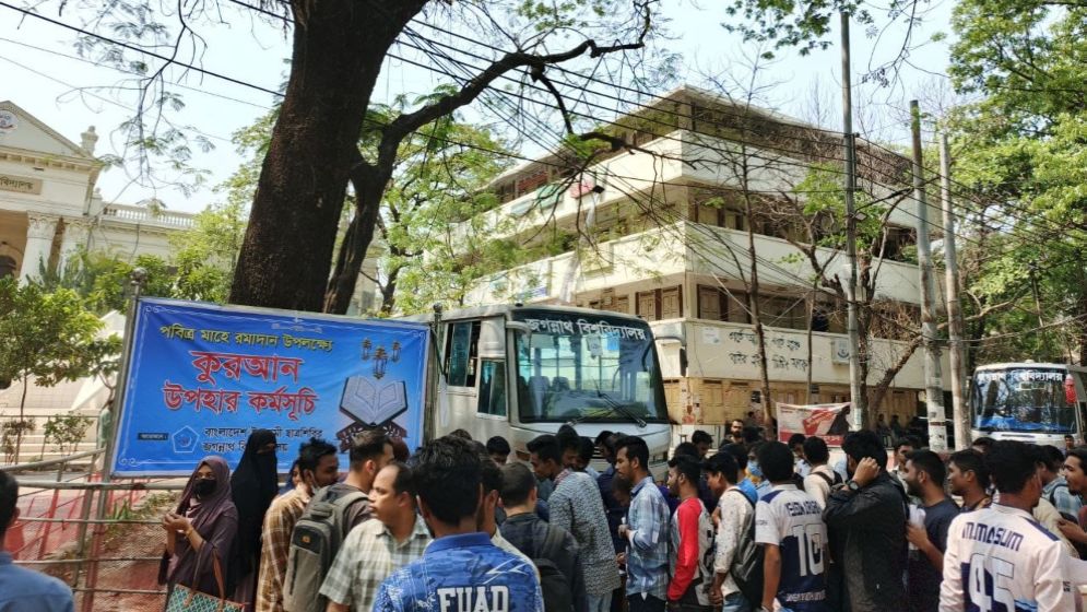 ২৫০০ শিক্ষার্থীকে কুরআন উপহার দিচ্ছে জবি ছাত্রশিবির