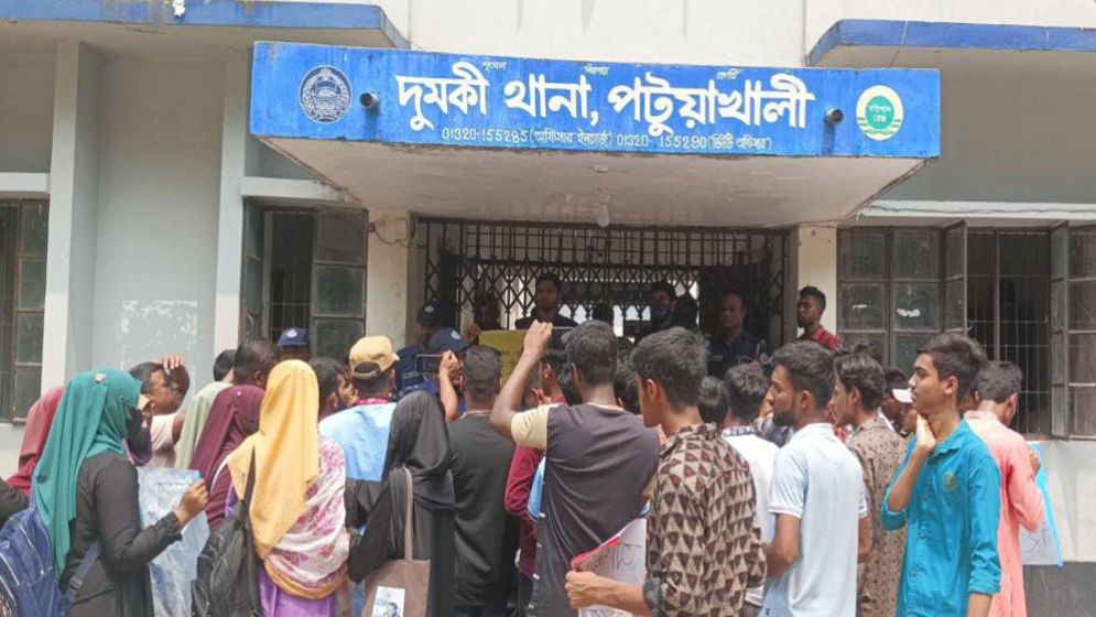 দুমকীতে শহিদকন্যার ধর্ষকদের গ্রেফতার দাবি, থানা ঘেরাও