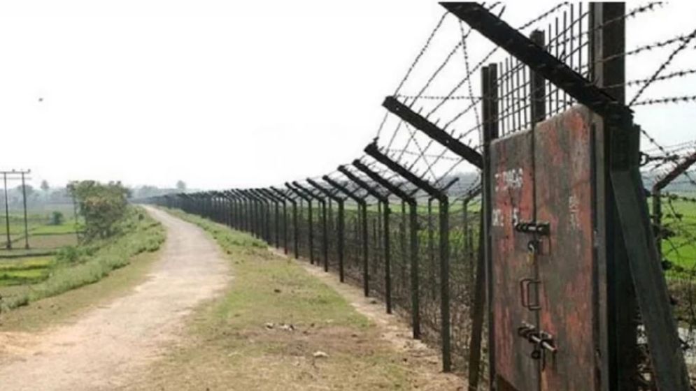 অবৈধভাবে ভারতে যাওয়ার চেষ্টা, নারী-শিশুসহ আটক ১৬