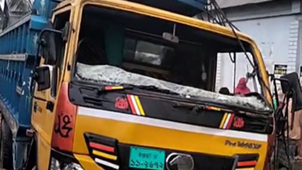 একজনকে চাপা দিয়ে দাঁড়িয়ে থাকা ভটভটিতে ট্রাকের ধাক্কা, নিহত ২