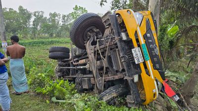 ট্রাকের ধাক্কায় আরেক ট্রাক খাদে, নিহত ১