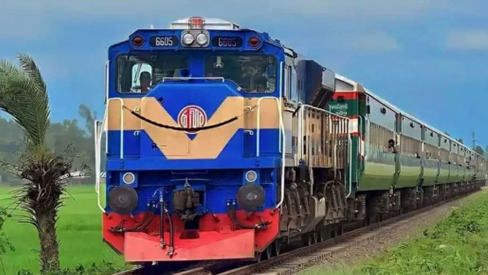 ঈদের ফিরতি ট্রেনযাত্রায় আজ বিক্রি হচ্ছে ৪ এপ্রিলের টিকিট