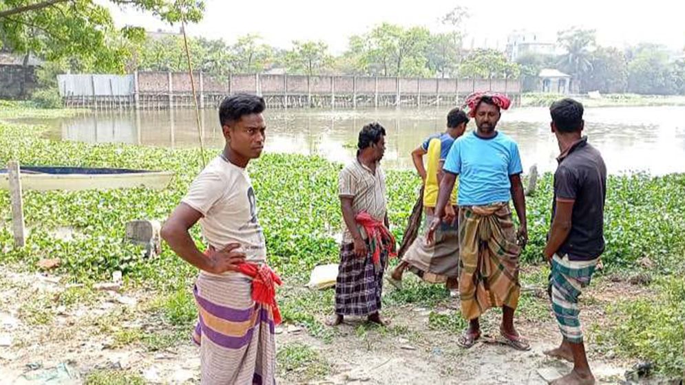 মাথায় পিস্তল ঠেকিয়ে পিকআপসহ মাছ লুট, চালককে অপহরণ