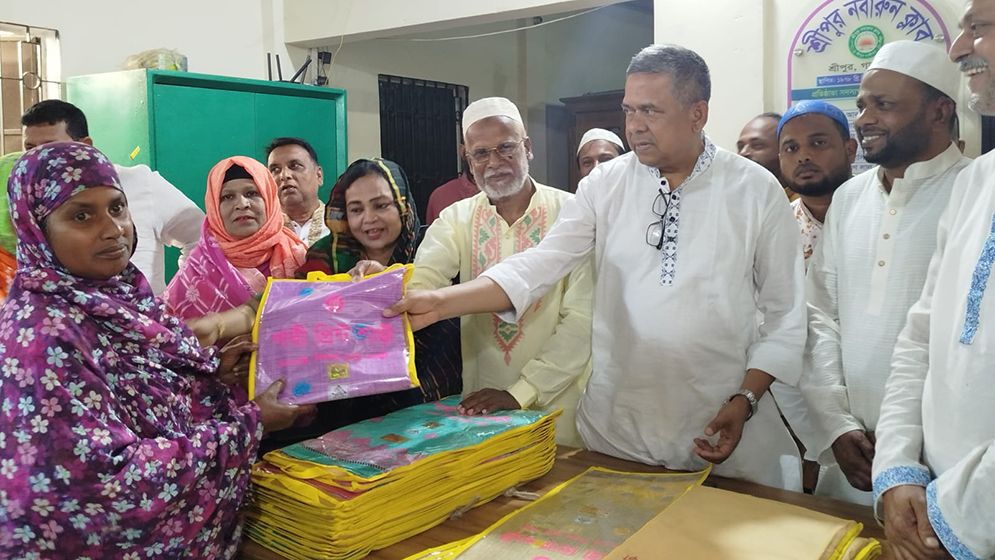 শ্রীপুরে তারেক রহমানের নির্দেশে প্রতিবন্ধী পরিবারের মাঝে ঈদসামগ্রী বিতরণ