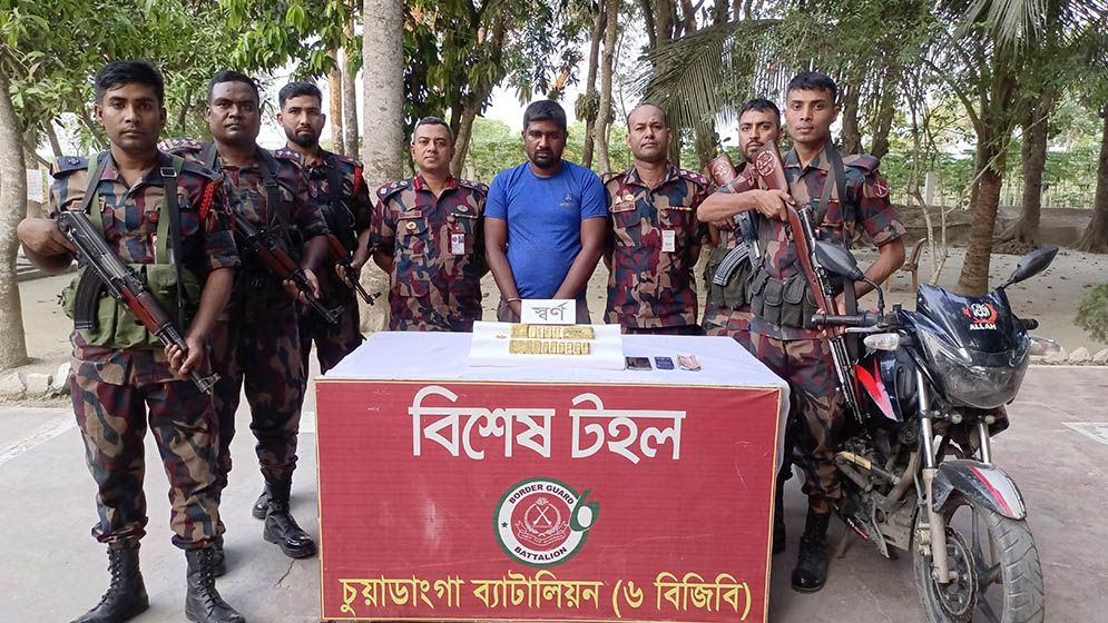 যুবকের কোমরে ৪ কোটি টাকার স্বর্ণ