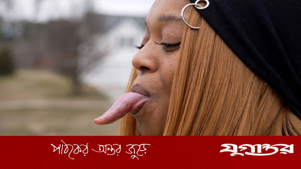 বিশ্বের সবচেয়ে লম্বা জিভের অধিকারী যে নারী