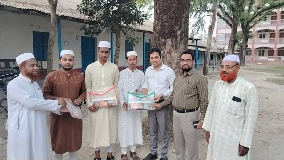 উৎসাহ জোগাতে পরীক্ষার্থীদের বাড়িতে ইউএনও