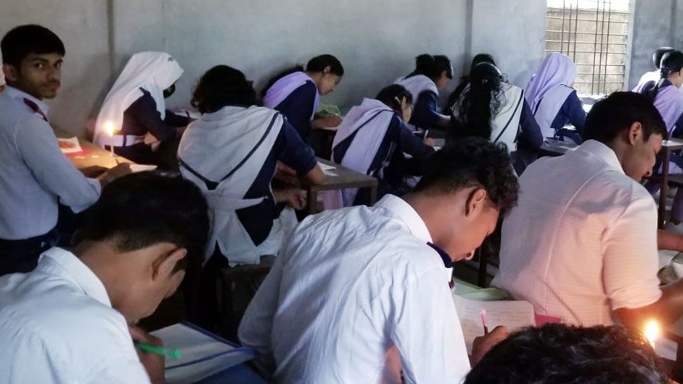 মোমবাতির আলোয় এসএসসি পরীক্ষা