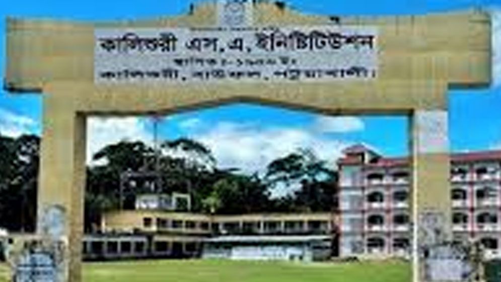 মেয়েকে কেন্দ্রে নেওয়ার পথে বাবার মৃত্যু, পরীক্ষার হলে মেয়ে