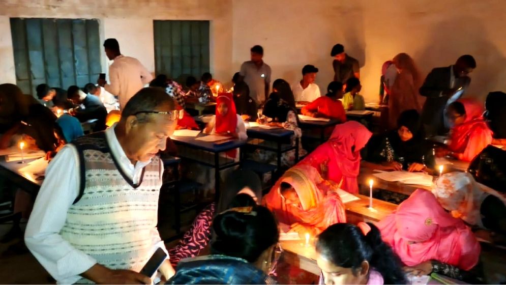 মোমবাতি জ্বালিয়ে এসএসসি-সমমানের পরীক্ষা