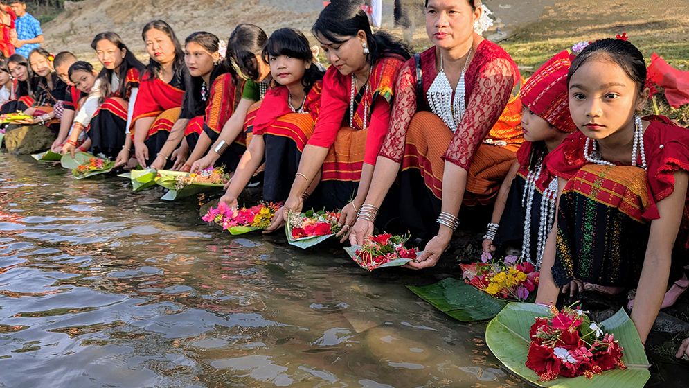 নদীতে ফুল ভাসাল চাকমা ও তঞ্চঙ্গ্যা সম্প্রদায়