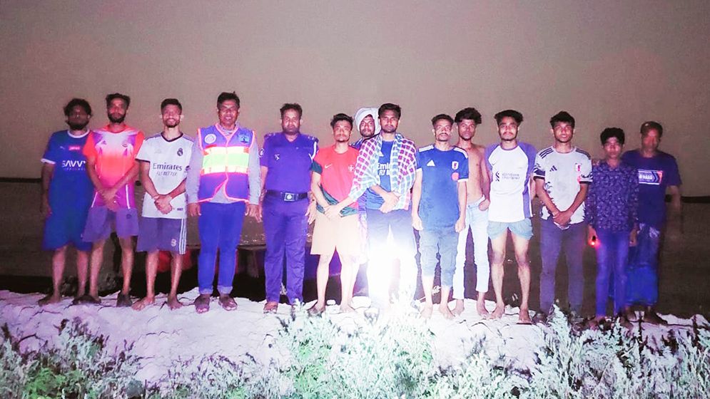 উত্তাল তেঁতুলিয়া নদী থেকে ১৪ শিক্ষার্থীকে উদ্ধার করল পুলিশ
