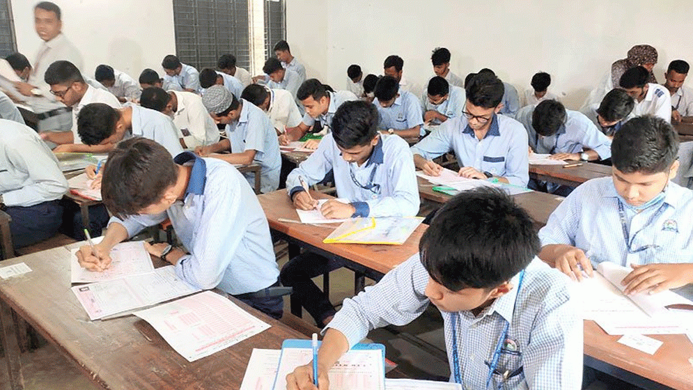 এসএসসি পরীক্ষায় ভুল প্রশ্নপত্র বিতরণ করায় কেন্দ্র সচিবকে অব্যাহতি