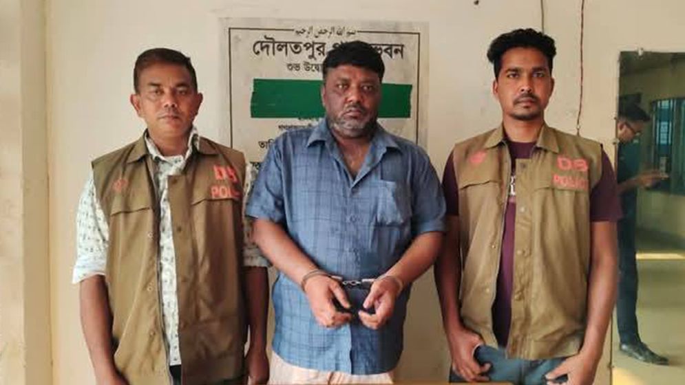 অস্ত্রসহ ইউপি চেয়ারম্যান গ্রেফতার