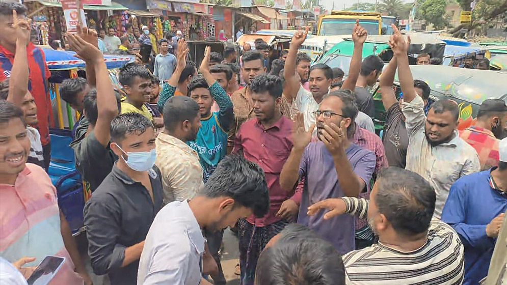 চাঁদাবাজি বন্ধের দাবিতে অটোরিকশা চালকদের বিক্ষোভ, সড়ক অবরোধ