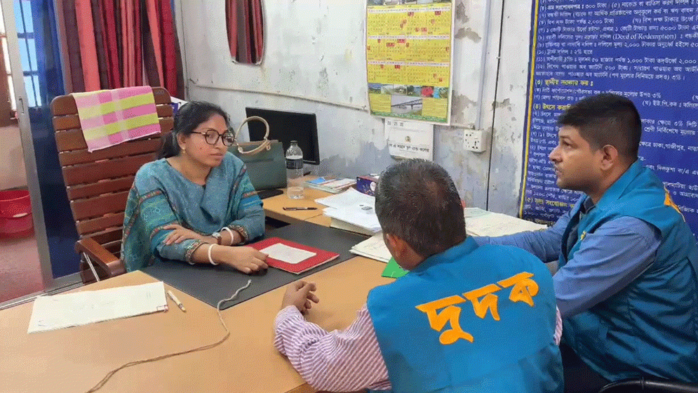 চরভদ্রাসন সাবরেজিস্ট্রি অফিসে দুদকের অভিযান