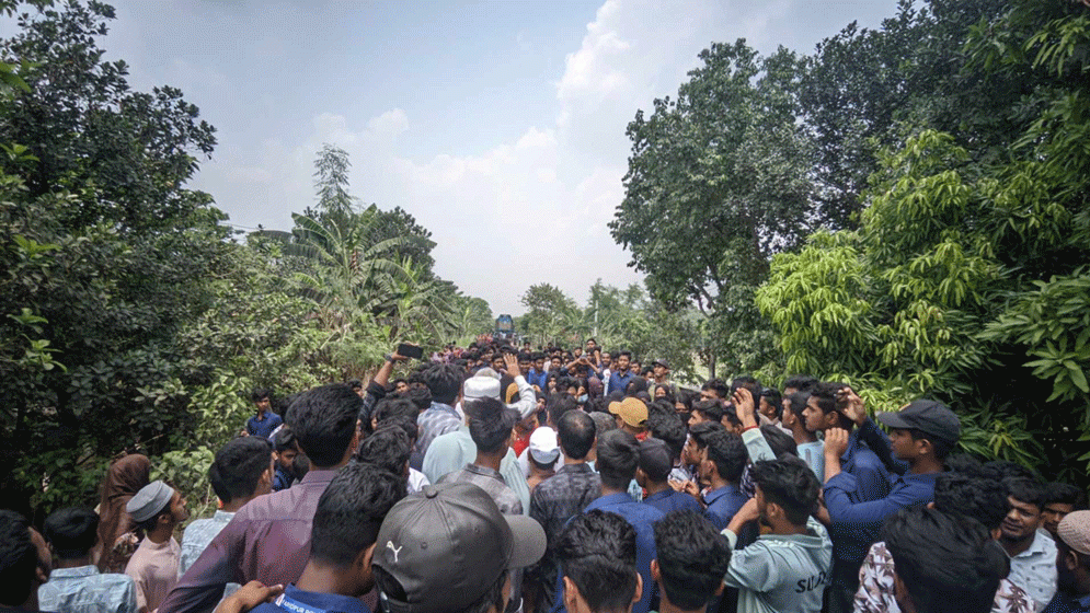 ফরিদপুর পলিটেকনিক ছাত্রদের ৬ দফা দাবিতে ট্রেন অবরোধ