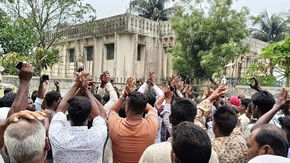 জিলাপিকাণ্ডে প্রত্যাহার করা ওসিকে ফিরিয়ে আনার দাবিতে থানা ঘেরাও