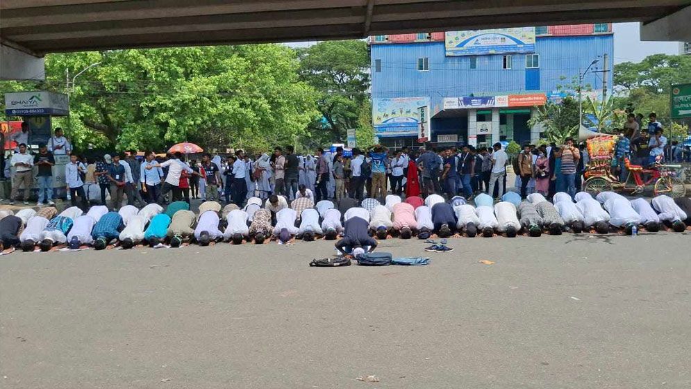 সড়কেই জোহরের নামাজ আদায় করলেন পলিটেকনিক শিক্ষার্থীরা