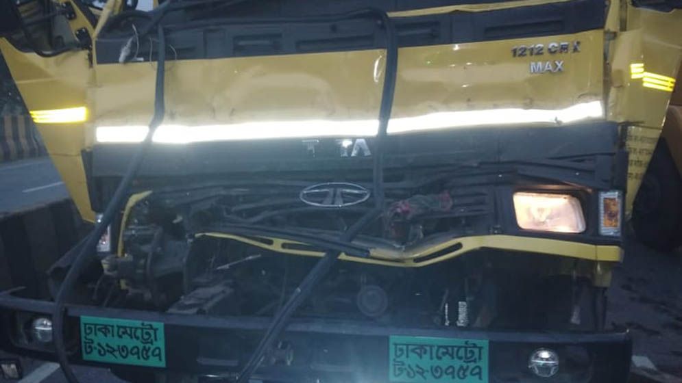 দাঁড়িয়ে থাকা ২ ট্রাকে আলুবোঝাই ট্রাকের ধাক্কা: নিহত ২