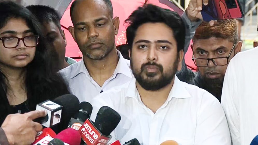 প্রশাসন অনেক জায়গায় বিএনপির পক্ষে কাজ করছে, এ অবস্থায় নির্বাচন নয়: নাহিদ