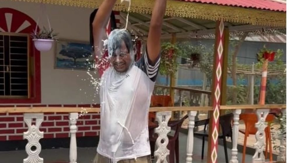 স্ত্রী তালাক দেওয়ায় দুধ দিয়ে গোসল করলেন টিকটকার