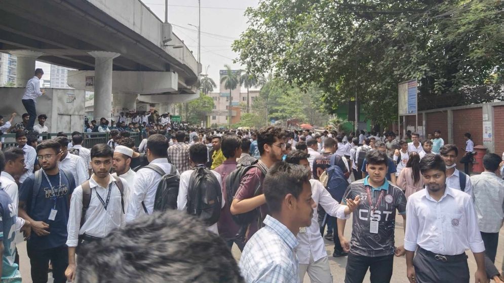 শিক্ষা উপদেষ্টার সঙ্গে পলিটেকনিক শিক্ষার্থীদের বৈঠক চলছে