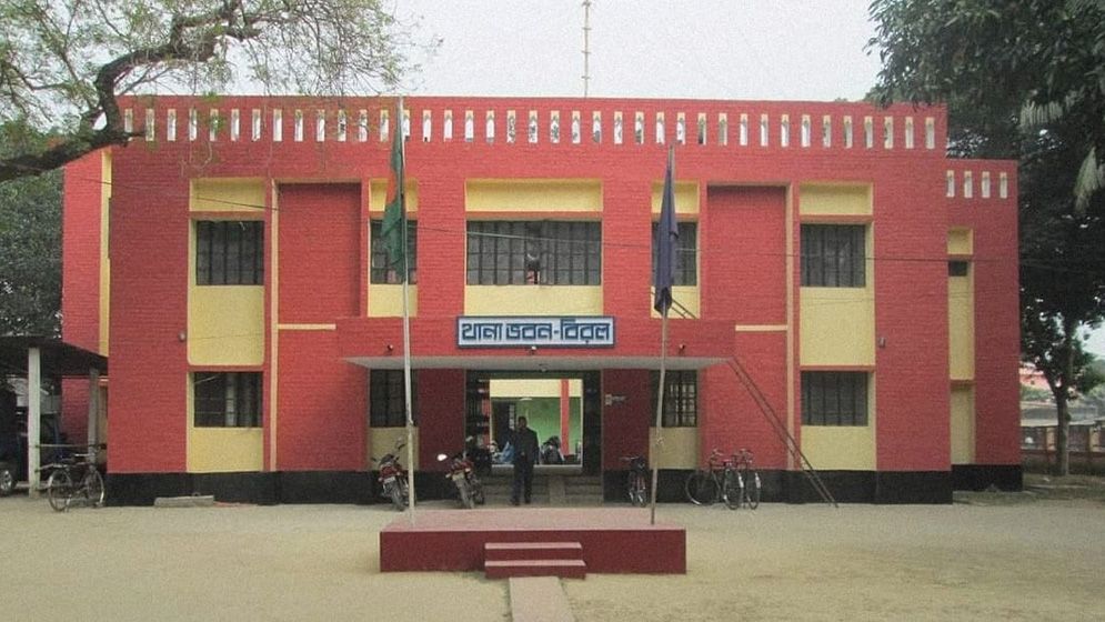 বিরল থানার এসআইয়ের বিরুদ্ধে টাকা-স্বর্ণালংকার লুটপাটের অভিযোগ