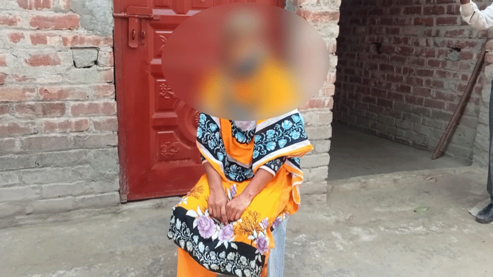 স্বামীকে তালাক দিয়ে প্রেমিকের বাড়িতে অনশন