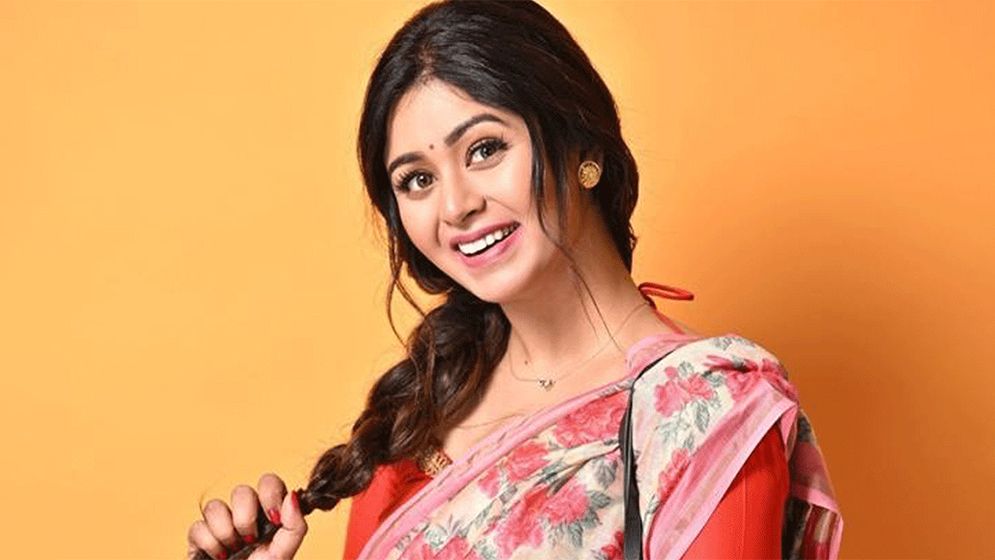 লিভ-ইনের পর ভেঙে যায় প্রেম, নতুন প্রেমিকের সঙ্গেই বাগদান সারলেন ঋতাভরী
