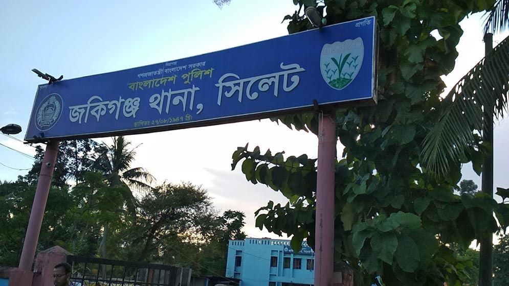 সন্তান রেখে প্রেমিকের হাত ধরে পালিয়ে গেলেন স্ত্রী, যা করলেন স্বামী