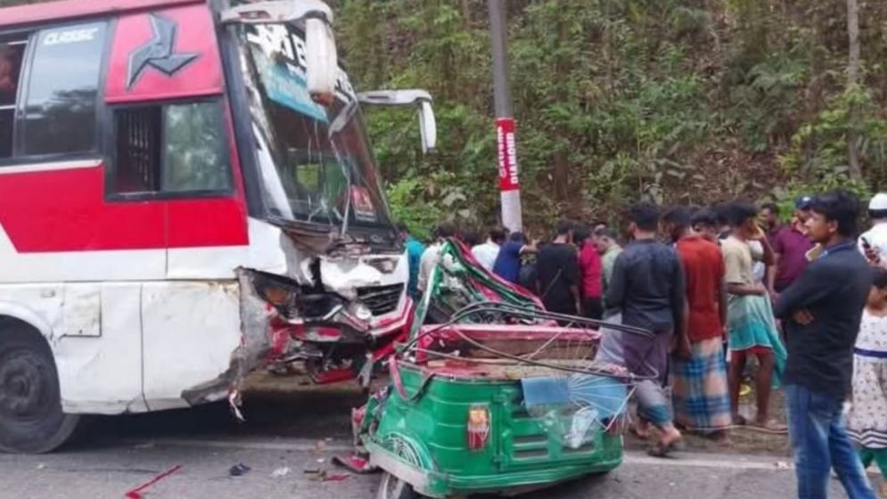 কক্সবাজারে বাস-অটোরিকশার মুখোমুখি সংঘর্ষে নিহত ২