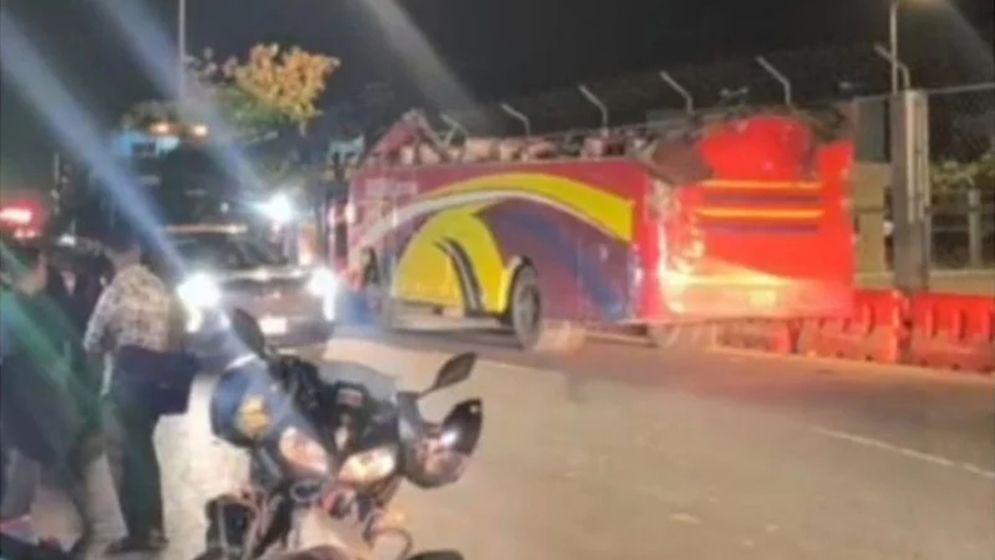 সংঘর্ষে উড়ে গেছে বাসের ছাদ, তবু ১০ কিলোমিটার চালিয়ে গেলেন চালক