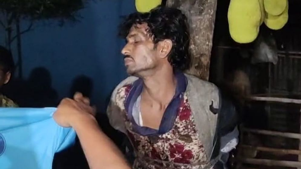 কাপড় চুরির অভিযোগে গাছে বেঁধে নির্যাতন, যুবকের শরীরে আগুন