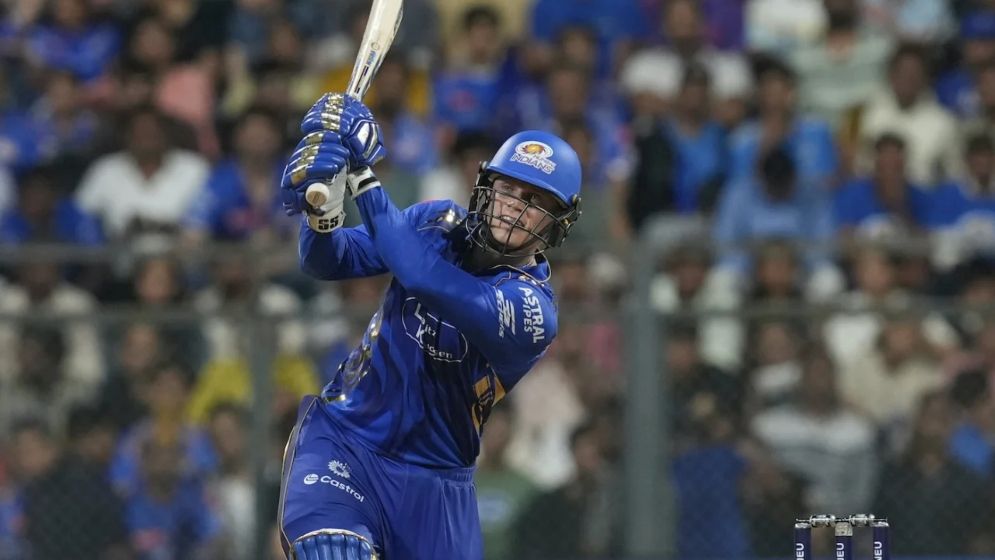 ছিলেন ‘পরিষ্কার আউট’, নিয়মের মারপ্যাঁচে বেঁচে মুম্বাইকে জেতালেন তিনি