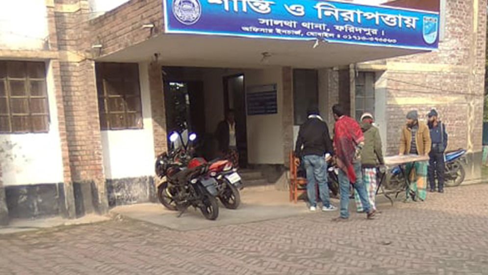 সালথায় কৃষককে হাতুড়িপেটার অভিযোগ