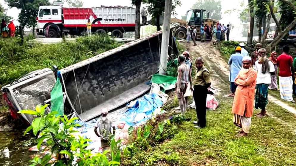 ট্রাকচাপায় মাইক্রোবাসচালকসহ নিহত ২